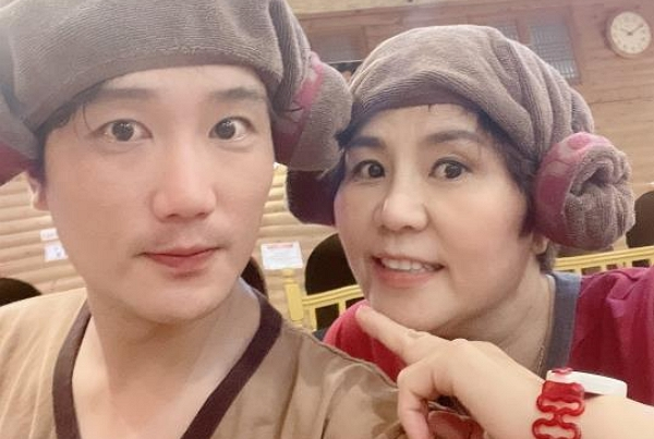 34세 김문수씨가 장기기증으로 3명을 살리고 세상을 떠났다. 사진은 기증자 김문수씨(왼쪽)와 김씨 어머니 이영화씨. /사진 제공=한국장기조직기증원