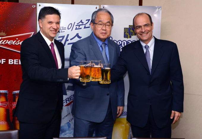 PEF는 본래 저평가된 기업을 인수해 비효율적인 구조를 혁신하고 기업가치를 끌어올려 되파는 금융의 '메기' 역할을 수행하도록 기대됐다. 사진은 안호이저부시 인베브(AB 인베브)와 콜버그 크래비스 로버츠(KKR), 어피너티에쿼티파트너스(어피너티)가 2014년 서울 중구 소공동 웨스턴조선호텔에서 오비맥주를 인수하는 작업을 성공적으로 완료했다고 발표하는 모습. 미쉘 두커리스 아태지역 CEO(왼쪽부터), 오비맥주 장인수 사장, AB 인베브의 카를로스 브리토 (Carlos Brito) 글로벌 CEO가 취재진을 향해 건배를 하고 있다. /사진=뉴스1