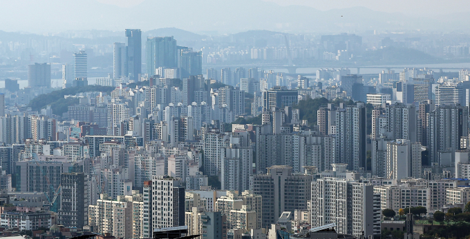 시공능력 상위 대형 건설업체들이 핵심지 정비사업 수주 전략으로 활로를 찾는 가운데 10·15대책 영향으로 향후 실적이 약화될 수 있다는 전망이 나온다. 사진은 서울 중구 남산에서 바라본 아파트 단지. /사진=뉴스1