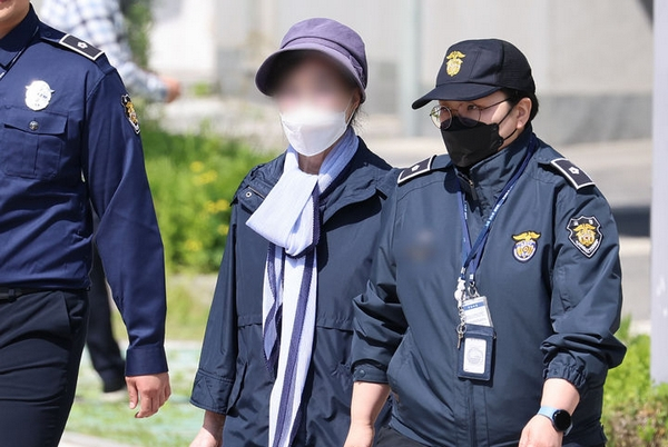 김건희 특검팀(특별검사 민중기)이 김건희 여사 모친 최은순씨와 오빠 김진우씨를 소환할 예정이다. 사진은 김건희 여사 모친 최은순씨가 지난해 5월14일 서울동부구치소에서 가석방되는 모습. /사진=뉴시스(공동취재)