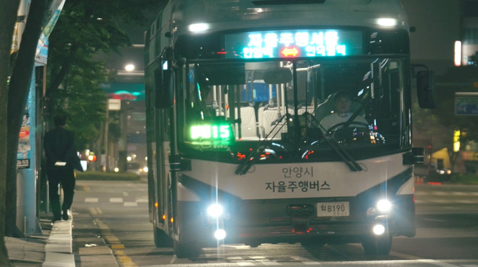 안양시 AI(인공지능) 자율주행버스 '주야로' 심야에 운행하는 모습. /사진제공=안양시 