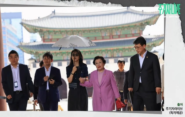 김건희 여사가 경복궁에 방문했을 당시 사진이 또 공개됐다. 사진은 이배용 전 국가교육위원장(핑크색 재킷)의 손을 잡고 경복궁에 들어서고 있는 김건희 여사의 모습. /사진=유튜브 '김어준의 겸손은힘들다 뉴스공장' 캡처