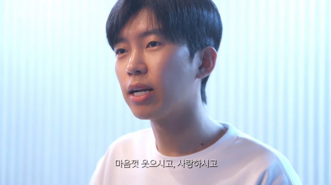 가수 임영웅이 23일 공식 유튜브 채널을 통해 '순간을 영원처럼'을 정규 2집 타이틀곡으로 선택한 이유를 공개했다. 해당 장면은 임영웅이 정규 2집 타이틀곡 가사를 소개하는 모습. /사진=유튜브 채널 '임영웅' 캡처