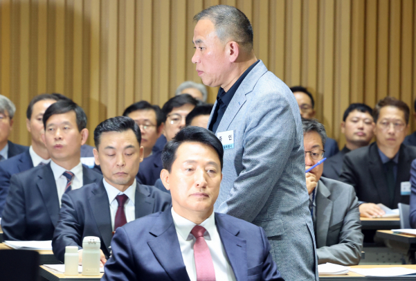 국정감사에 출석한 오세훈 서울시장이 이른바 '명태균 게이트' 의혹과 관련해 "오늘 말씀드리지 않겠다"고 말을 아꼈다. 사진은 명태균씨가 23일 오후 서울 중구 서울시청에서 열린 국회 행정안전위원회 서울시청 국정감사에서 권칠승 더불어민주당 의원 질의에 답변하기 위해 발언대로 향하는 모습. /사진=뉴스1