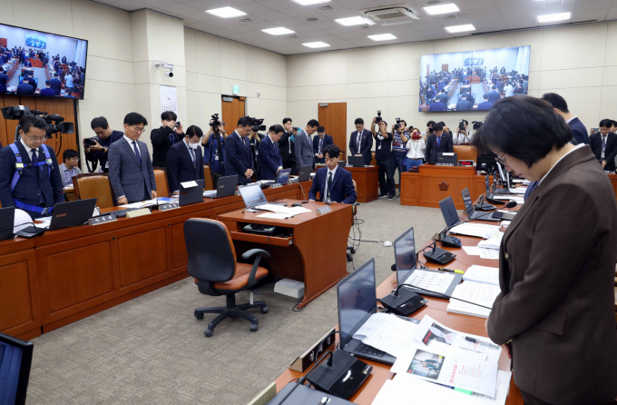  최근 3년 동안 에너지 공기업 산재 다발 상위 5개 기관에서 총 370명의 재해자가 발생했다. 지난 15일 오전 서울 여의도 국회 기후에너지환경노동위원회에서 열린 고용노동부에 대한 국정감사에 앞서 여야 의원들이 산업재해사망 노동자들을 추모하며 묵념을 하고 있는 모습. /사진=뉴시스