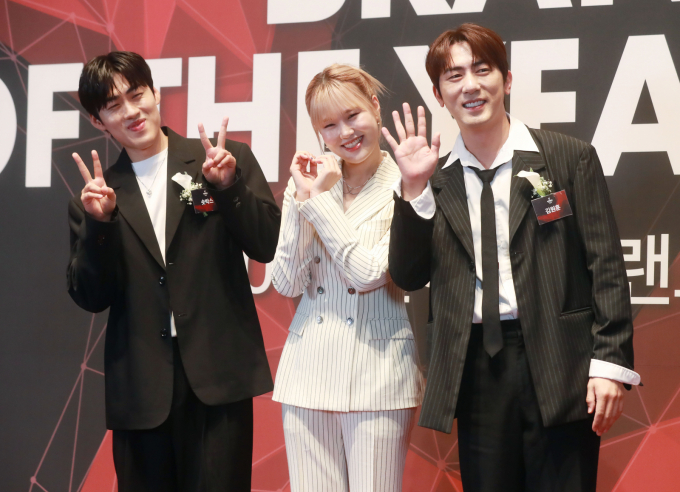 개그맨 겸 방송인  김원훈, 조진세가 유튜브 채널 '숏박스' 수익을 묻는 질문에 웃음을 보였다. 사진은 지난해 9월3일 개그맨겸 방송인 조진세, 엄지윤, 김원훈이 서울 신라호텔에서 진행된 '2024 올해의 브랜드 대상' 포토월 행사에 참석해 포즈를 취하고 있는 모습. /사진=머니투데이