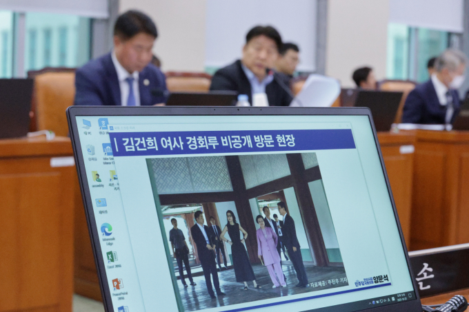 윤석열 전 대통령과 김건희 여사가 명성황후의 침실이자 시해 장소로 알려진 경복궁 '곤녕합'에 단둘이 들어가 10분간 머물렀던 사실이 뒤늦게 드러났다. 사진은 서울 여의도 국회 문화체육관광위원회에서 열린 국립중앙박물관 등에 대한 국정감사에서 김건희 여사와 이배용 전 국가교육위원장 등이 지난 2023년 9월 경복궁 경회루를 방문했을 때의 사진을 공개한 양문석 더불어민주당 의원./사진=뉴스1