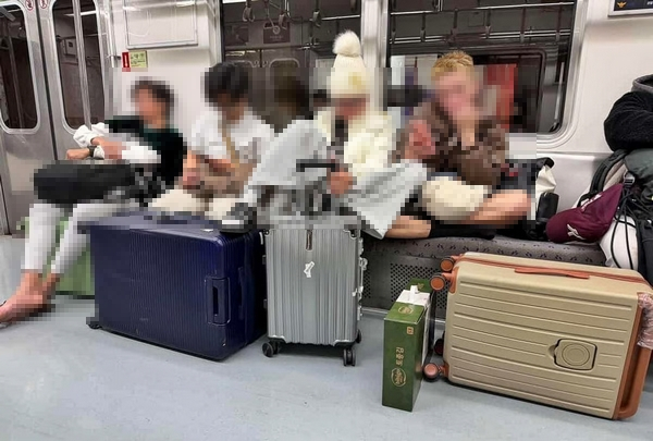 서울 지하철 5호선에서 좌석에 다리를 올리고 앉는 등 다른 승객들에게 불쾌감을 유발하는 행동을 한 관광객들 모습이 포착돼 공분이 일었다. 사진은 서울 지하철 5호선에서 목격된 민폐 여행객 모습. /사진=스레드 캡