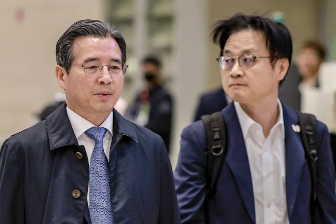 김정관 산업통상부 장관이 24일 국회 산업통상자원중소벤처기업위원회의 종합 국정감사에 출석해 대미 관세 협상 결과를 밝힐지 주목된다. 사진은 관세협상 후속 협의를 위해 미국 워싱턴D.C.를 방문했던 김용범 대통령비서실 정책실장(왼쪽)과 김정관 산업통상부 장관이 24일 인천국제공항을 통해 귀국한 모습. /사진=뉴시스 