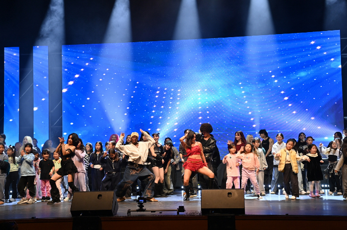 댄스 퍼포먼스 콘서트'가 열린 하남문화예술회관 대극장. '랜덤 댄스 배틀'이 시작되자 참가자들과 관객들이 한데 어우러져 댄스를 추며 축제를 즐기고 있다. /사진제공=하남시