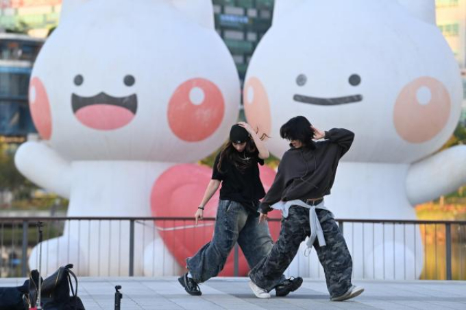 ‘2025 글로벌 K-POP 댄스 챌린지 in Hanam’ 참가 인플루언서들이 지난 21일 하남 미사호수공원에서 댄스 퍼포먼스를 선보이고 있다. /사진제공=하남시