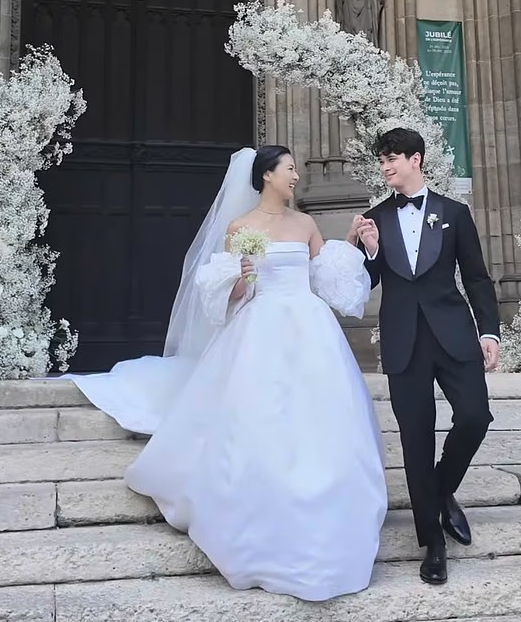 프랑스 명품 브랜드 지방시 창립자 후손인 션 태핀 드 지방시가 한국인 여성 정다혜씨와 지난 8월 결혼식을 올렸다. 사진은 션(오른쪽)과 정씨의 결혼식 모습. /사진=SNS 갈무리