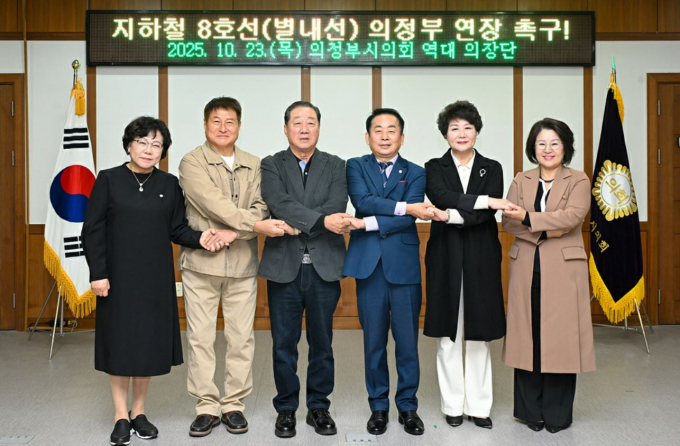 최정희(9대 전반기), 안지찬(8대 전반기), 허환(4대 전반기), 김연균(9대 후반기 현의장), 빈미선(6대 후반기), 최경자(7대 전반기) 전 의장들이 기념촬영하고 있다.(왼쪽부터) /사진제공=의정부시의회