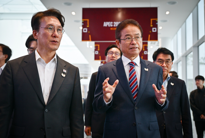 이철우 경북도지사(오른쪽)와 김민석 총리(왼쪽)가 APEC 현장을 살펴보고 있다./사진제공=경상북도