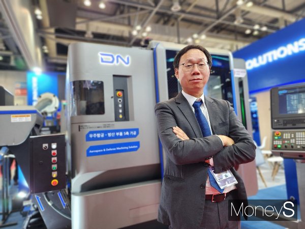 DN솔루션즈가 글로벌 1위 공작기계 기업으로 도약을 선언했다. 사진은 ADEX 2025에 참가한 박성철 상무. /사진=박찬규 기자  