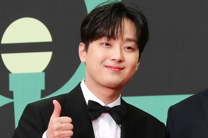 가수 이찬원이 모교를 찾아 고3 수험생들을 위한 특별 공연을 진행하고 간식을 전달한다. 사진은 2023년 12월23일 가수 이찬원이 서울 영등포구 여의도동 KBS 신관홀에서 진행된 '2023 KBS 연예대상' 레드카펫에 참석해 포즈를 취하고 있는 모습. /사진=머니투데이