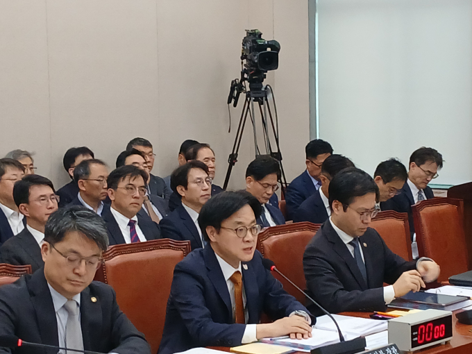 24일 국회 산업통상자원중소벤처기업위원회에 참석한 김정관 산업통상자원부 장관. /사진=지선우 기자