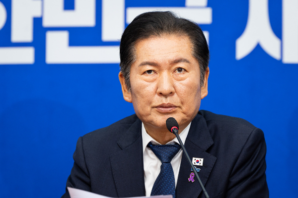 정청래 더불어민주당 대표가 오세훈 서울시장과 명태균씨가 국정감사에서 대면한 것에 대해 '오세훈은 끝났다'고 평가했다. 사진은 정청래 더불어민주당 대표가 24일 서울 여의도 국회에서 열린 최고위원회의에서 모두 발언을 하는 모습. /사진=뉴스1