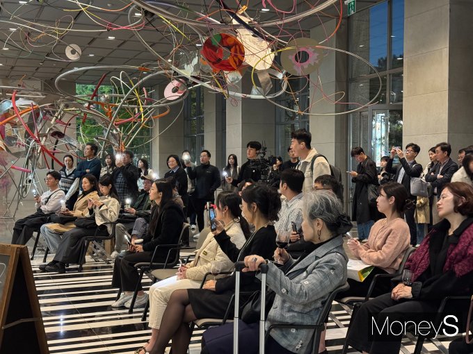 관객들이 스마트폰 후레쉬를 켠 채 공연을 즐기고 있다. /사진=정연 기자