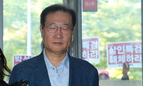 내란 특검팀(특별검사 조은석)이 법무부 추가 압수수색에 나섰다. 사진은 박성재 전 법무부장관이 24일 오전 서울 서초구 순직해병 특별검사팀(특별검사 이명현)에 피의자 조사를 받기 위해 출석하는 모습. /사진=뉴시스