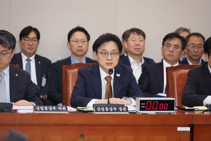 김정관 산업통상부 장관이 대미 투자에 대해 적절 수준을 놓고 한미 양측이 대립 중이라고 밝혔다. 사진은 김 장관(가운데)이 24일 서울 여의도 국회에서 열린 산업통상자원중소벤처기업위원회의 산업통상자원부 등 종합감사에서  의원 질의에 답한 모습. /사진=뉴시스