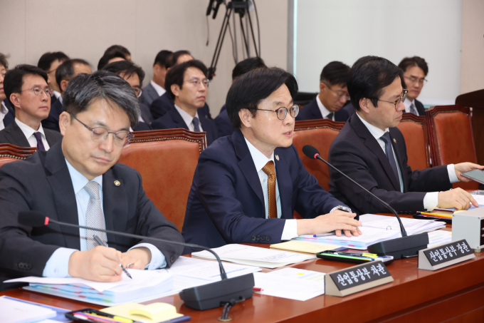 24일 서울 여의도 국회에서 열린 산업통상자원중소벤처기업위원회의 산업통상자원부 등 종합감사에서  의원 질의에 답하고 있는 김정관 산업통상자원부 장관. /사진=뉴시스