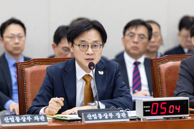 24일 서울 여의도 국회에서 열린 산업통상자원중소벤처기업위원회의 산업통상자원부 등 종합감사에서 의원 질의에 답하고 있는 김정관 산업통상자원부 장관. /사진=뉴스1