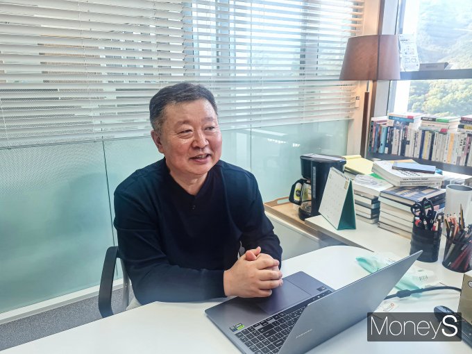 지난 23일 오후 경기도 과천  스위트케이 본사에  만난 김민철 스위트케이 대표는  "우리는 ChatGPT처럼 모든 영역을 커버하는 수평적 AI가 아니라, 특정 분야에 특화된 버티컬 AI로 차별화하고 있다 "며 "감히 표현하자면 한국의 팔란티어가 되고 싶다"고 포부를 밝혔다./사진=김병탁 기자