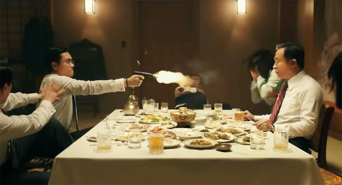 서울 중구 궁정동 중앙정보부 안전가옥에서 열린 만찬 자리에서 박정희 대통령이 김재규 중앙정보부장에게 피살됐다.  장면은 영화 남산의부장들에서 중앙정보부장 김규평(이병헌 분)이 박통(이성민 분)에게 격발하는 모습. /사진=유튜브 채널 '숏박스' 캡처