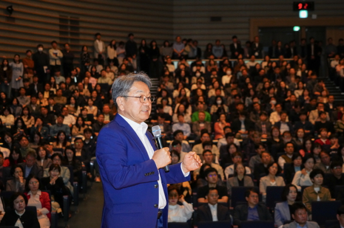 강기정 광주시장이 24일 오전 시청 대회실에서 열린 '국가AI컴퓨팅센터 유치 관련 전 직원 공유회'에 참석해 "AI중심도시 실현에 대한 광주의 꿈은 굳건하다"며 미래 구상을 밝히고 있다./사진=광주시