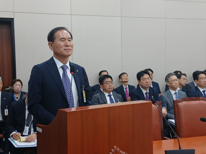 24일 서울 여의도 국회에서 열린 산업통상자원중소벤처기업위원회의 산업통상자원부 등 종합감사에서 증인으로 출석한 김동섭 한국석유공사 사장. /사진=지선우 기자