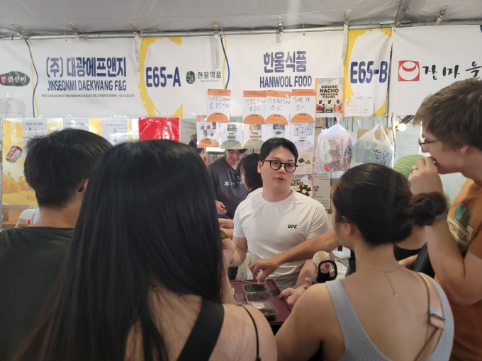 미국 LA한인축제에서 김해 우수농수산식품을 홍보, 판매하고 있는 모습./사진=김해시