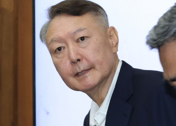 윤석열 전 대통령이 내란 우두머리 혐의 재판에 16회 연속으로 불출석했다. 사진은 지난달 26일 윤 전 대통령이 서울 서초동 서울중앙지법에서 열린 특수공무집행방해 혐의 재판에 출석하고 있는 모습. /사진=뉴스1(공동취재단)