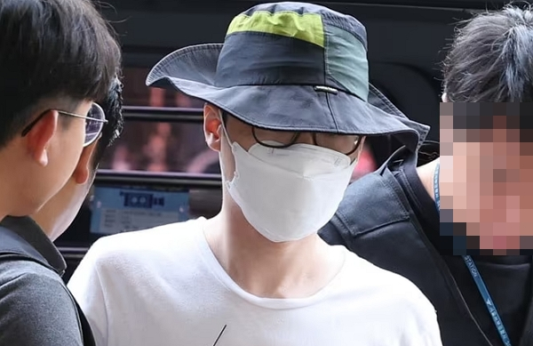 아파트 이웃 주민에게 일본도를 휘둘러 숨지게 한 혐의를 받는 30대 남성에게 무기징역이 확정됐다. 사진은 남성이 2024년 8월1일 서울 마포구 서울서부지방법원에서 열린 구속 전 피의자 심문(영장실질심사)에 출석하고 있는 모습. /사진=뉴스1
