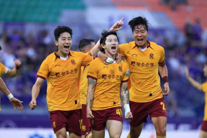 지난 6월28일 K리그1 21라운드 안양전 광주FC 신창무선수가 득점 세리머니르 펼치고 있다./사진=광주FC