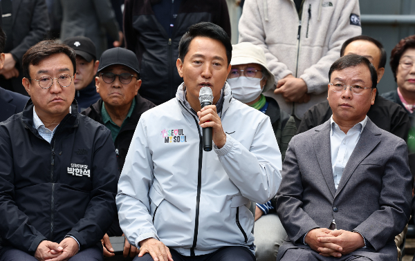 오세훈 서울시장이 명태균씨의 여론조사비 대납 의혹을 거론하며 '오세훈은 끝났다'고 발언한 정청래 더불어민주당 대표에 대해 "제가 알아서 할 테니 국민께 던진 부동산 폭탄이나 회수하라"고 직격했다. 사진은 오세훈(가운데) 서울시장이 24일 오전 서울 노원구 상계5 재정비촉진구역에서 열린 부동산 대책 현장 회의에서 발언하는 모습. /사진=뉴시스