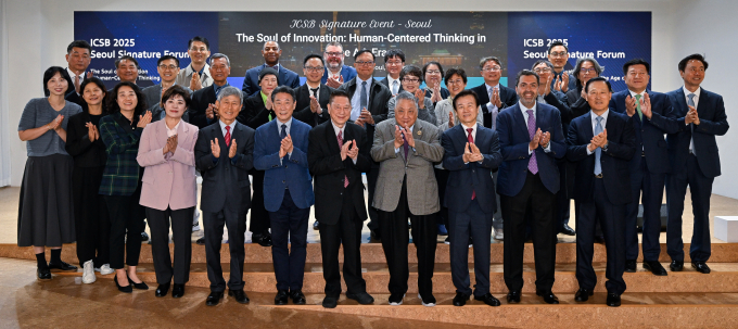 24일 숭실대에서 열린 CSB 2025 서울 시그니처 포럼에 조규일 진주시장(앞줄 오른쪽에서 세번째) 등 참석자들이 박수를 치고 있다./사진=진주시