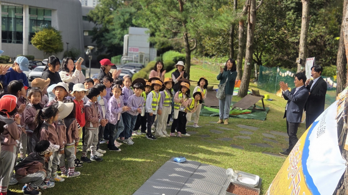 화성특례시가 어린이 대상 공공급식 식생활 교육인 '논 산책 프로그램'의 일환으로, 24일 동탄복합문화센터 야외공연장 체험 논에서 추수체험 행사 '가을 논 운동회'를 열고 있다. /사진제공=화성특례시