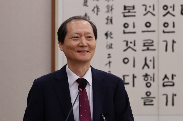 이완규 전 법제처장이 24일 국회 법제사법위원회 국정감사에 일반증인으로 출석했으나 증인 선서를 거부했다. 사진은 이완규 전 법제처장이 24일 오전 서울 여의도 국회에서 열린 법제사법위원회의 법제처에 대한 국정감사에서 증인 선서 거부 의사를 밝히며 여당 의원들의 항의에 웃음을 보이는 모습. /사진=뉴시스