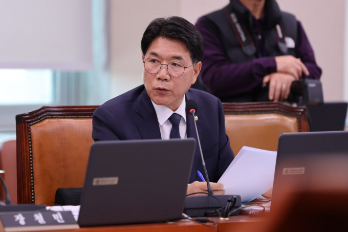 24일 서울 여의도 국회에서 열린 산업통상자원중소벤처기업위원회의 산업통상자원부 등 종합감사에서 질의하고 있는 이재관 더불어민주당 의원. /사진=이재관 의원실 제공