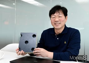 서지현 GS건설 친환경건축연구팀 책임연구원이 지난 21일 서울 서초구 서초동 GS건설 R&D센터에서 층간소음 관련 제품을 설명하고 있다./사진=장동규 기자