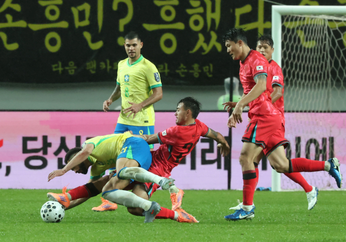 한국 국가대표팀에서 활약 중인 김민재와 옌스 카스트로프가 독일 분데스리가에서 만난다. 사진은 지난 10일 서울월드컵경기장에서 열린 브라질과의 평가전에 함께 출전한 옌스 카스트로프(왼쪽)와 김민재의 모습. /사진=뉴스1 