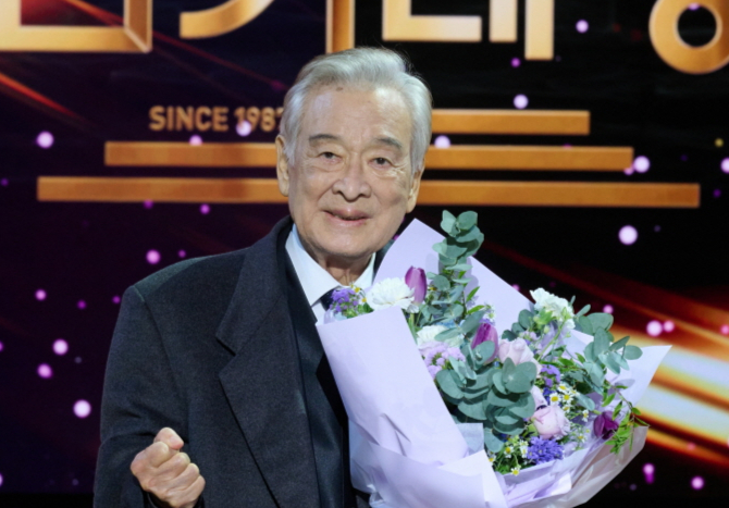 배우 정동환(76)이 '2025 대한민국 대중문화예술상' 시상식 무대에서 연기자 이순재를 떠올리며 울컥했다.사진은 지난해 11월 KBS 2TV에서 방송된 '2024 KBS 연기대상'에서 대상을 받은 뒤 포즈를 취한 배우 이순재. /사진=KBS 제