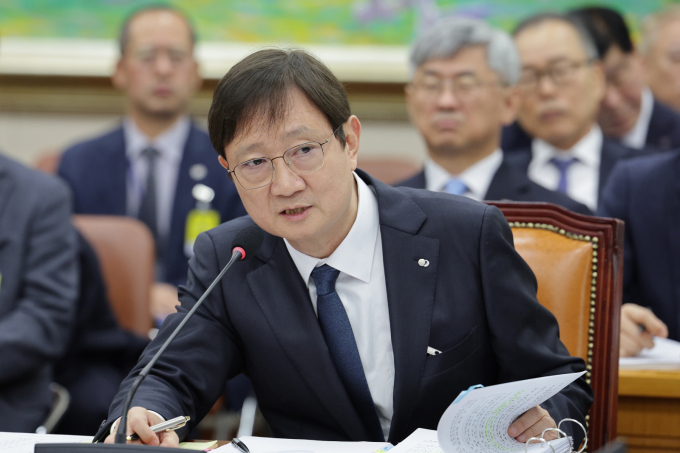  MBK가 홈플러스 인수 당시 점포 매각 자금으로 부채를 상환할 계획을 세웠다는 사실을 국민연금이 인지하고도 투자에 참여했다는 점에서 비난이 커지고 있다. 사진은 이찬진 금융감독원장이 지난 21일 서울 여의도 국회 정무위원회에서 열린 금융감독원 등에 대한 국정감사에서 의원 질의에 답변하고 있는 모습. /사진=뉴스1