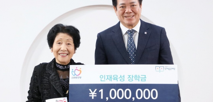 일본 고마끼시 일한친선협회 상임고문 가와시마 기미코 여사(왼쪽)가 24일 최대호 안양시장에게 기부금을 전달하고 있다. /사진제공=안양시