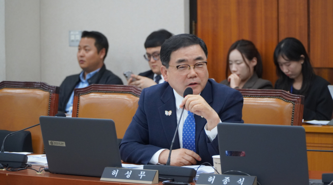 24일 서울 여의도 국회에서 열린 산업통상자원중소벤처기업위원회의 산업통상자원부 등 종합감사에서 질의하고 있는 허성무 더불어민주당 의원./사진=허성무 의원실 제공