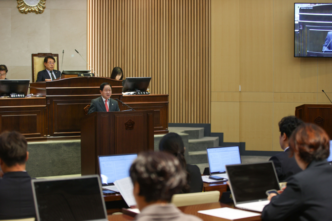 주광덕 남양주시장이 24일 열린 제315회 남양주시의회 임시회 제1·2차 본회의에서 시의원들의 시정질문에 답하고 있다. /사진제공=남양주시