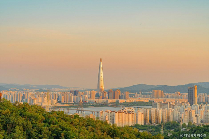  아차산 정상 부근에서는 서울 동쪽 하늘을 붉게 물들이는 석양을 만날 수 있다./사진=한국관광공사