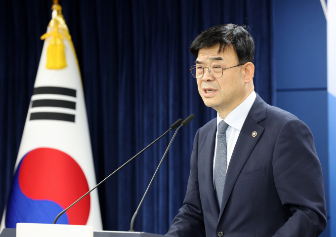 이상경 국토교통부 제1차관이 10·15 대책 관련 발언과 부인의 갭투자 논란에 책임을 통감하고 24일 사의를 표명했다. 사진은 이상경 국토교통부 1차관이 서울 종로구 정부서울청사에서 브리핑을 하는 모습. /사진=뉴스1