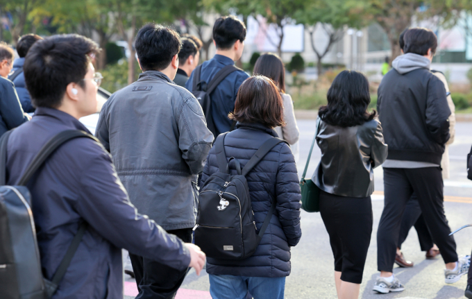 사진은 지난 22일 오전 서울 종로구 광화문네거리에서 두꺼운 외투를 입은 시민들의 모습. /사진=뉴시스